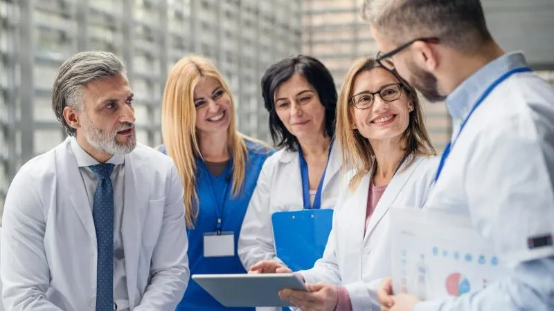الاستشارة متعددة التخصصات للمرضى المنوَّمين