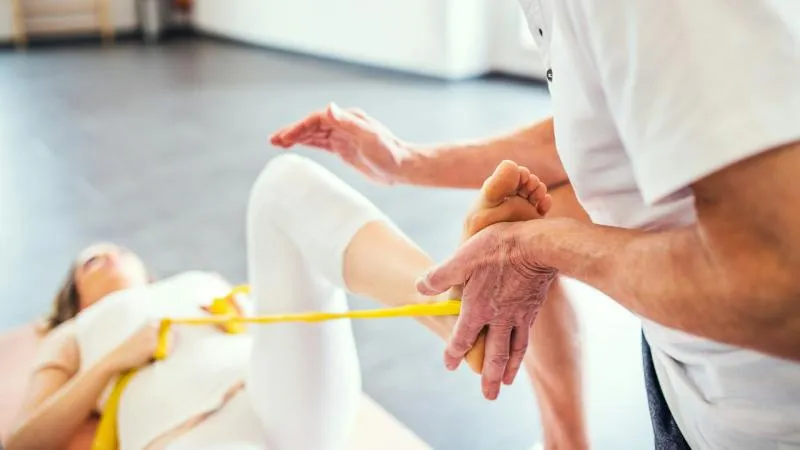 العلاج الطبيعي وإعادة التأهيل